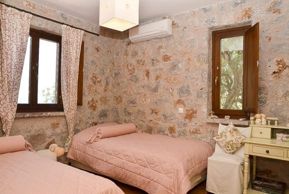 004 | Stone Villa in Poulithra